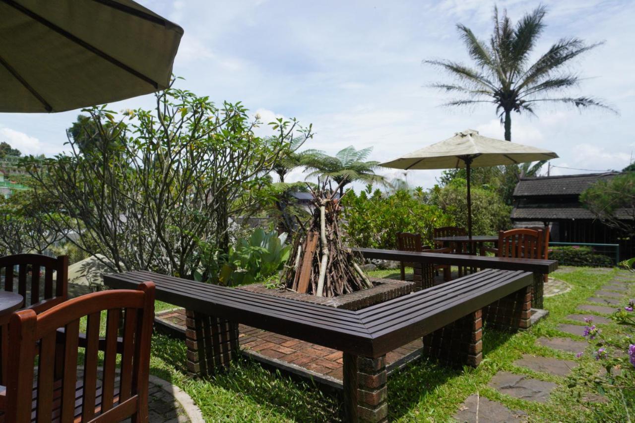 Rumah Stroberi Organic Farm & Family Lodge Lembang Εξωτερικό φωτογραφία