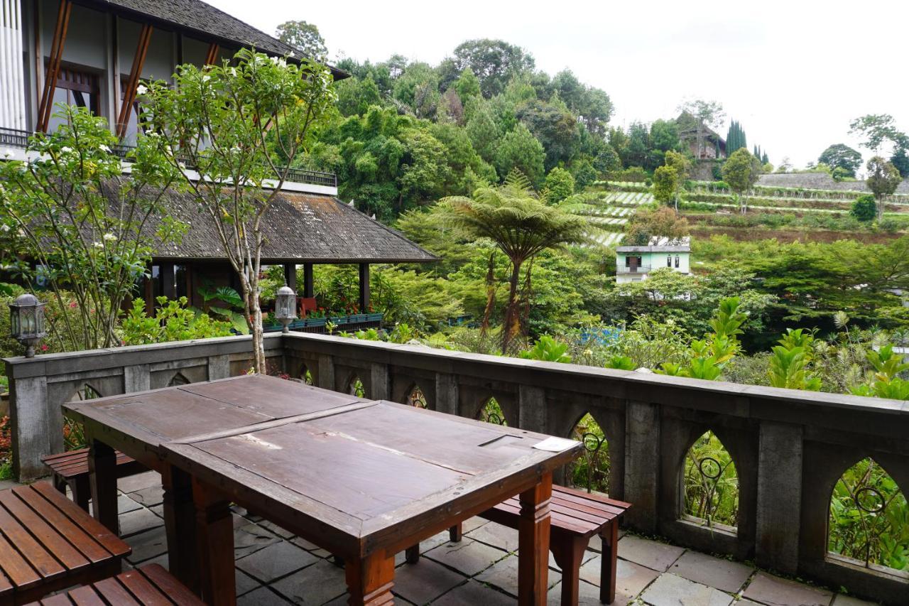 Rumah Stroberi Organic Farm & Family Lodge Lembang Εξωτερικό φωτογραφία
