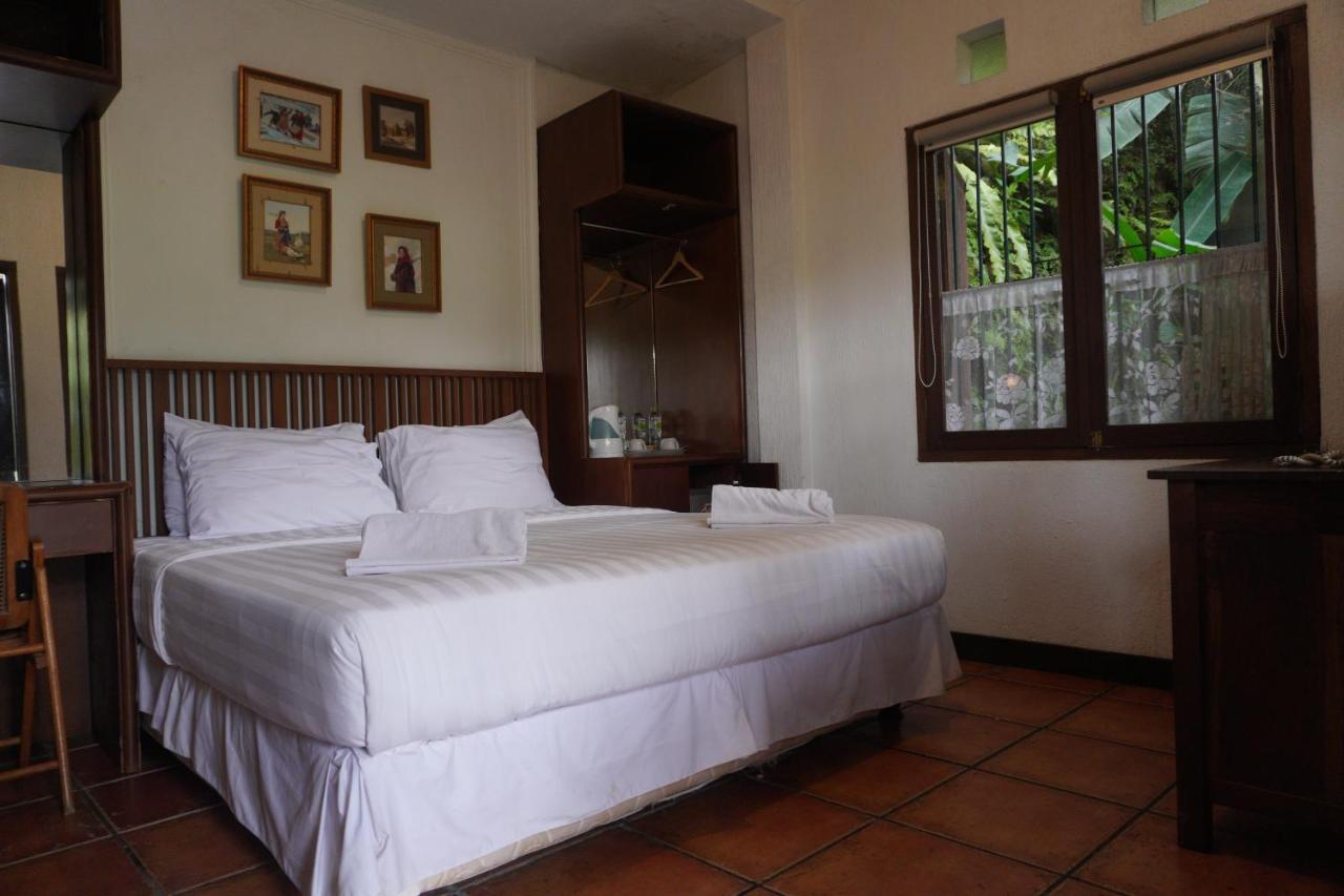 Rumah Stroberi Organic Farm & Family Lodge Lembang Εξωτερικό φωτογραφία