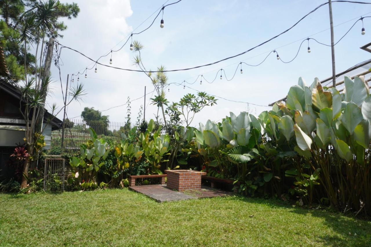 Rumah Stroberi Organic Farm & Family Lodge Lembang Εξωτερικό φωτογραφία