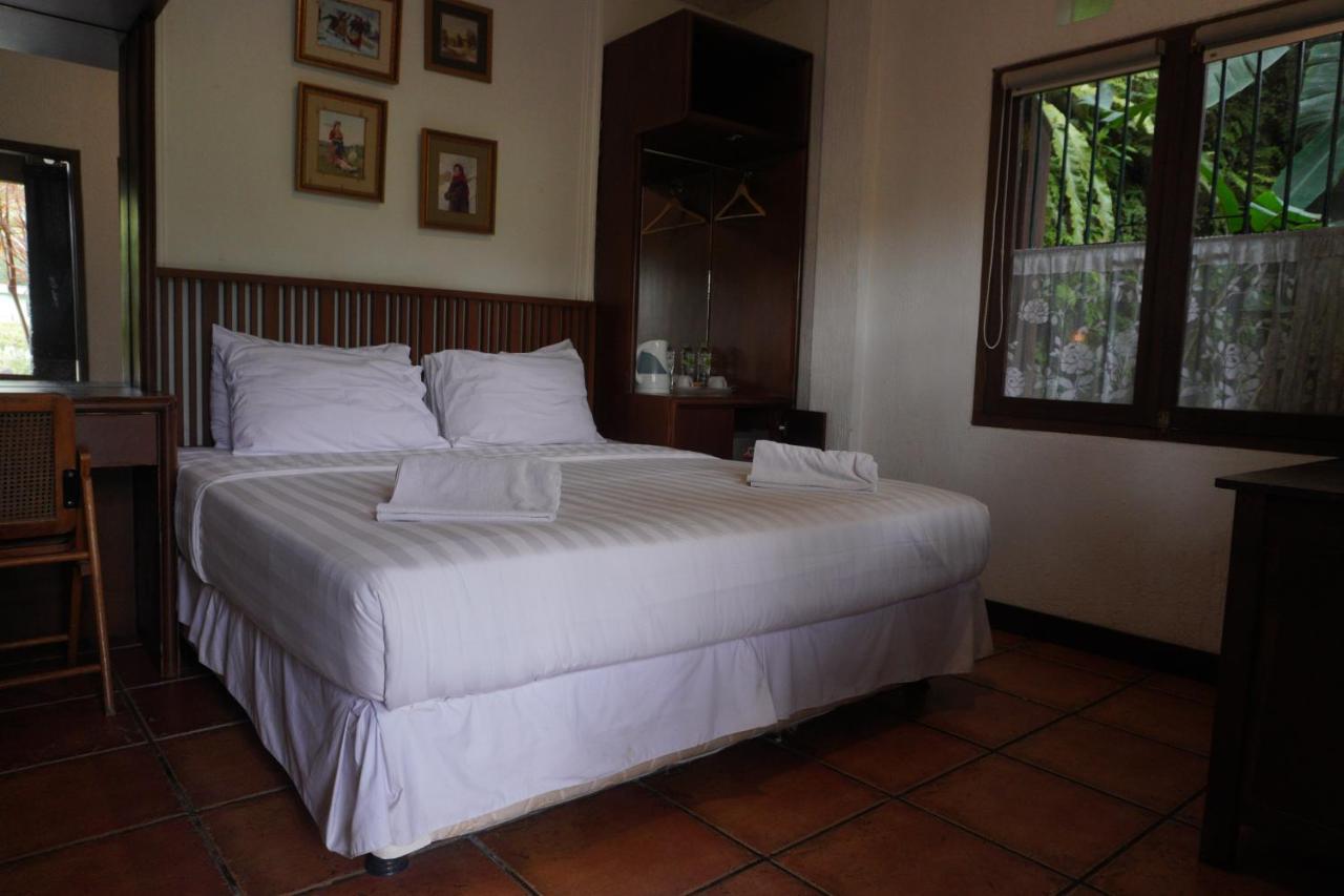 Rumah Stroberi Organic Farm & Family Lodge Lembang Εξωτερικό φωτογραφία