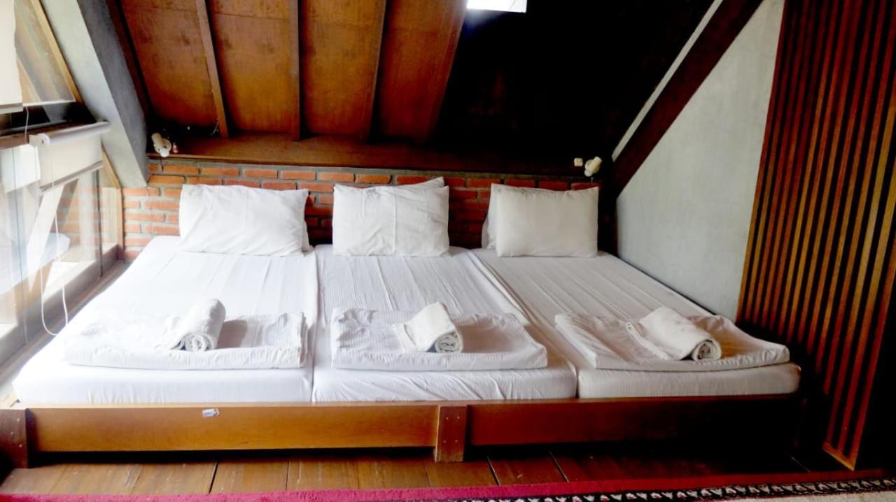 Rumah Stroberi Organic Farm & Family Lodge Lembang Εξωτερικό φωτογραφία